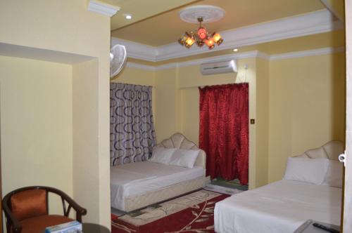 Llit o llits en una habitació de Hotel Reyadha