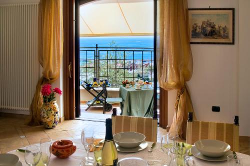 フォルミアにある"La Medina"deliziosa casa vista mare, in cittàのダイニングルーム(テーブル付)が備わり、海の景色を望めます。