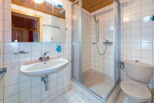 Phòng tắm tại Chalet Sven & Marc Grächen, Niedergrächen Vallis