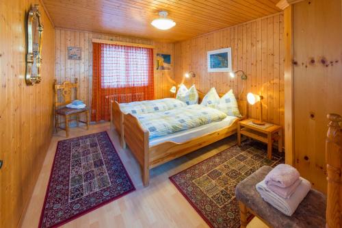 Postel nebo postele na pokoji v ubytování Chalet Sven & Marc Grächen, Niedergrächen Vallis
