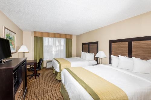 Postel nebo postele na pokoji v ubytování Baymont by Wyndham Fort Myers Airport