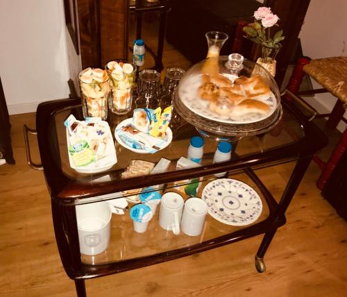 un tavolo di vetro con un vassoio di cibo sopra di B&B U Sente a Genova