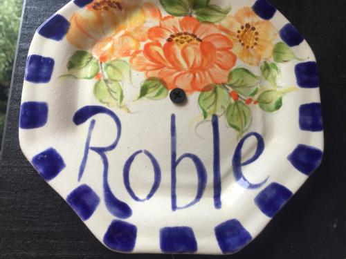 a plate with flowers on it with the word radio at Cabaña del Bosque in Pichilemu