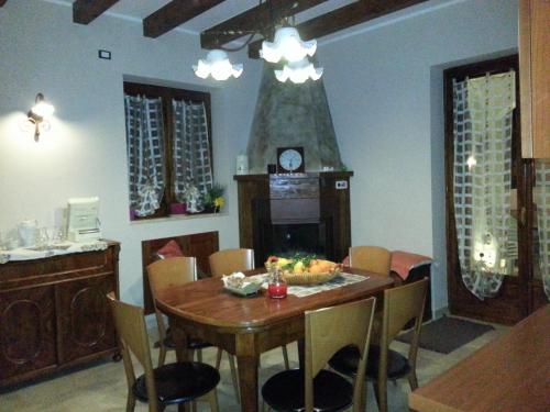 een eetkamer met een tafel en een open haard bij Le Grotte di Notar in Castellana Grotte