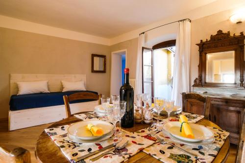 a dining room with a table and a bed at Villa Betteloni Valpolicella Suites in San Pietro in Cariano