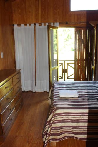 Een bed of bedden in een kamer bij Un Lugar Hotel Cabañas