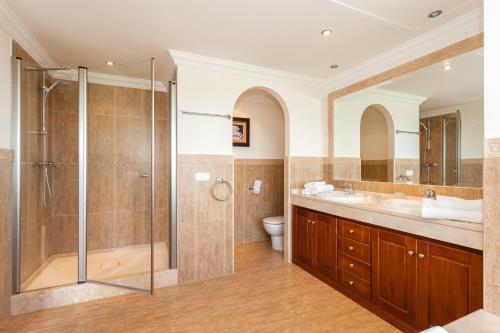a bathroom with a shower and a sink and a toilet at Arcos Gardens Sol Rent Golf in Arcos de la Frontera