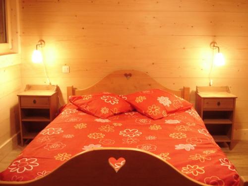 サン・ジェルヴェ・レ・バンにあるLe Caribouのベッドルーム1室(ベッド1台、ナイトスタンド2台、ランプ2つ付)