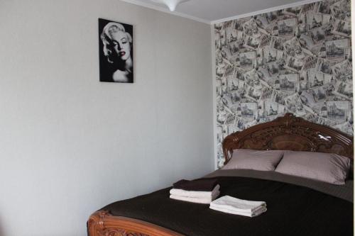 カリーニングラードにあるFreeDom - Apartments CityCentr on Proletarskayaのベッドルーム1室(ベッド1台付)