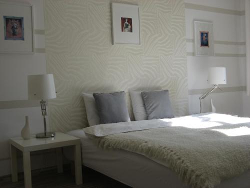 En eller flere senge i et værelse på Artrooms