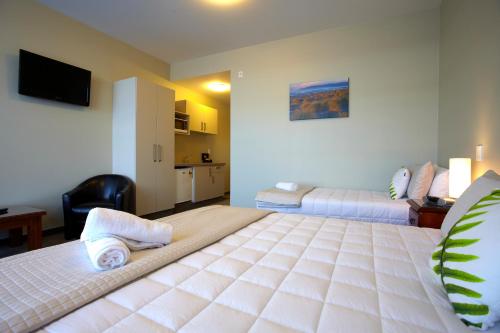 Una cama o camas en una habitación de Stumpers Hotel