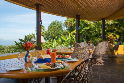 una mesa de madera con platos de comida. en Xandari Resort & Spa, en Alajuela