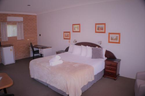Ένα ή περισσότερα κρεβάτια σε δωμάτιο στο Deer Park Motor Inn Armidale
