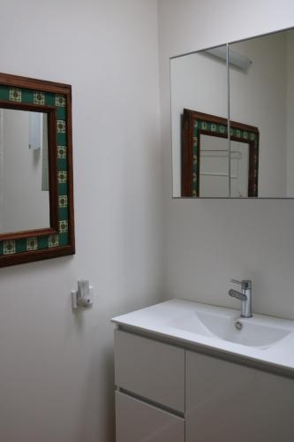 La salle de bains est pourvue d'un lavabo et d'un miroir. dans l'établissement Lorne Haven, à Lorne