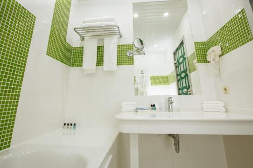 Bilik mandi di Hotel Kazzhol Almaty