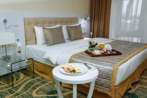 Makanan di atau berdekatan hotel