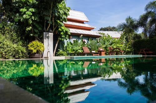 Bazén v ubytování Poonyamantra Resort nebo v jeho okolí