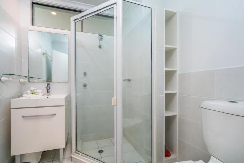パーム・コーブにあるTranquility Relax Palm Coveのトイレ付きのバスルームのガラス製シャワー
