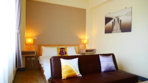 a hotel room with a bed and a couch at Finest Hour in Chishang