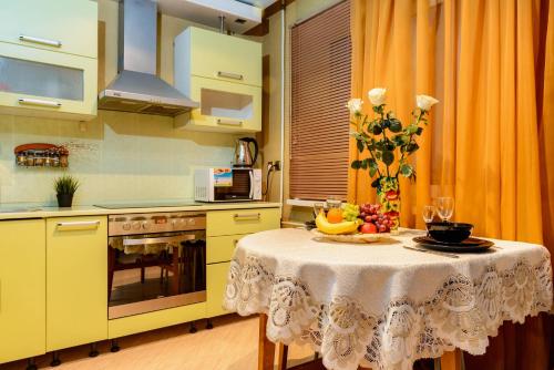 una cucina con tavolo e ciotola di frutta di Apartment TwoPillows on Gagarina 9 a Vorkuta
