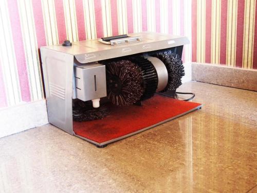 a machine sitting on top of a red rug at Asia Hotel in Târgu Jiu