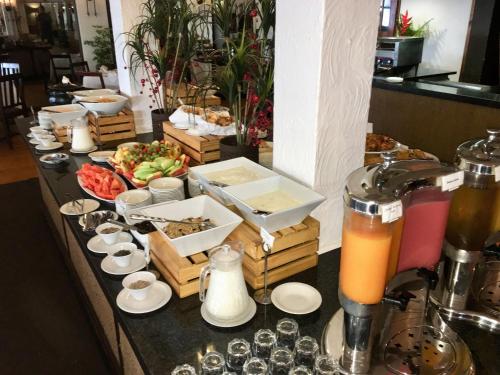 een buffet met eten en drinken op een tafel bij Salt Rock Hotel and Beach Resort in Ballito