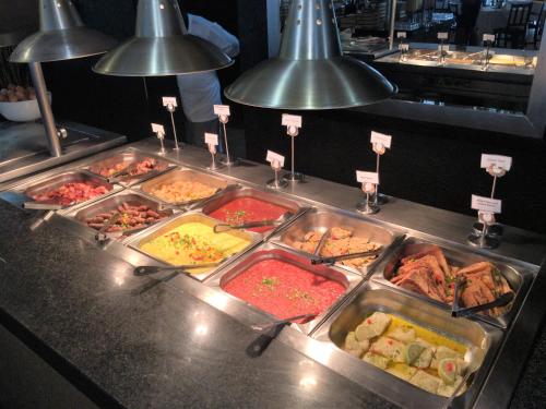 een buffet met veel verschillende soorten eten bij Salt Rock Hotel and Beach Resort in Ballito