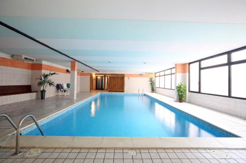 een groot zwembad in een gebouw bij Hotel Residence La Pertica in Tremosine Sul Garda