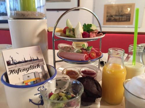 a table topped with a tray of food and drinks at City Hostel by beans parc in Wilhelmshaven