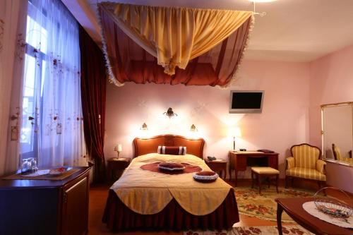 オジンツォボにあるPostoyalets Hotelのカーテン付きのベッドルーム1室(ベッド1台付)