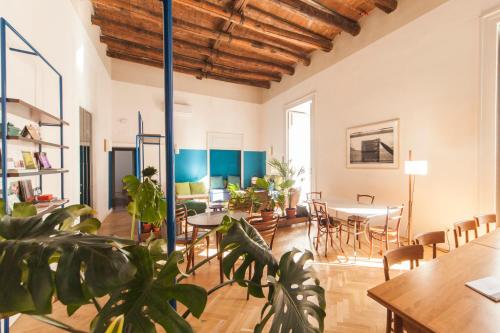 a living room with plants and a table and chairs at SuperOtium in Naples