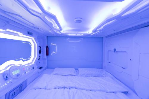 Postel nebo postele na pokoji v ubytování Seaview Capsule Hotel