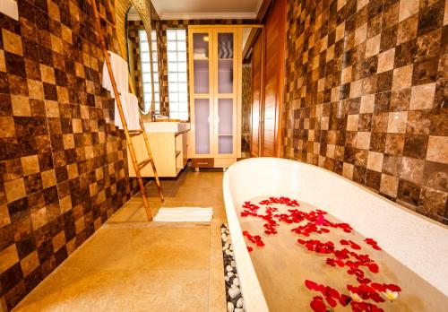 un bagno con vasca piena di rose rosse di Villa Suzuki 2 Seminyak a Seminyak
