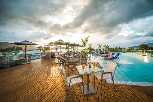 Πισίνα στο ή κοντά στο Hotel Clover Patong Phuket - SHA Plus