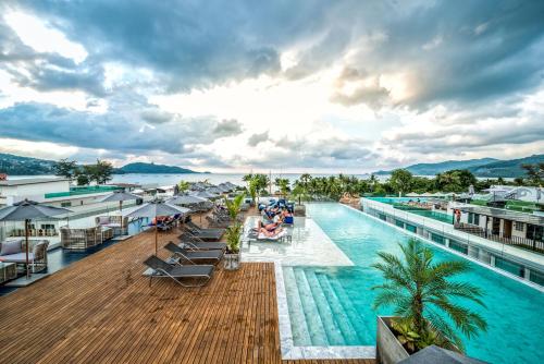 Vista sulla piscina di Hotel Clover Patong Phuket - SHA Plus o su una piscina nei dintorni