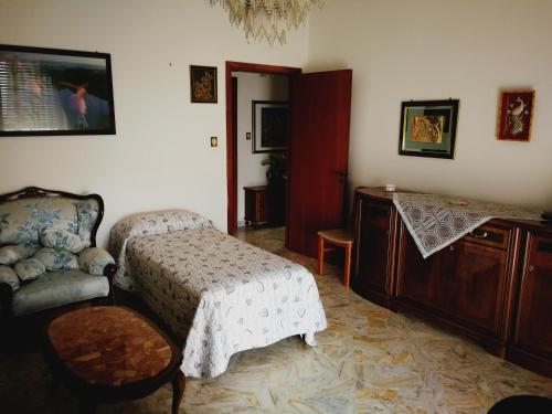 チェーリエ・メッサーピカにあるPapa Giovanni XXIII Apartmentのベッドルーム1室(ベッド1台、ソファ、テーブル付)