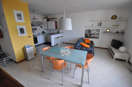 マリーナ・ディ・ピサにあるVilla Cobianchiのキッチン、リビングルーム(テーブル、椅子付)