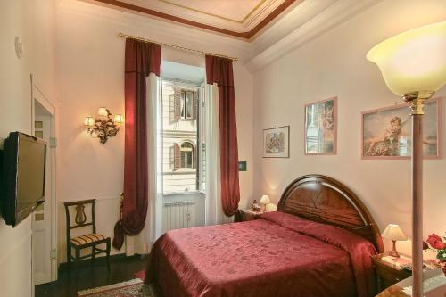 ローマにあるAlla Dolce Vitaのベッドルーム1室(赤いベッド1台、窓付)