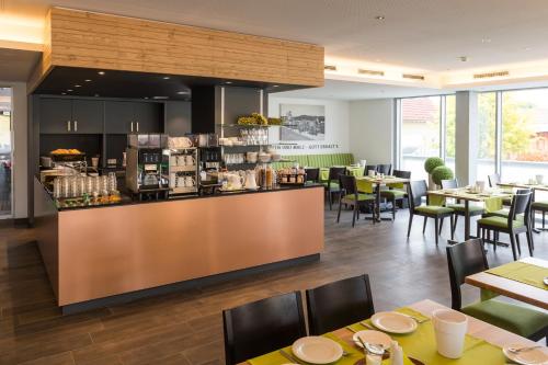 Příslušenství pro přípravu čaje a kávy v ubytování Fischer's Hotel Brauhaus 24h Self Check In