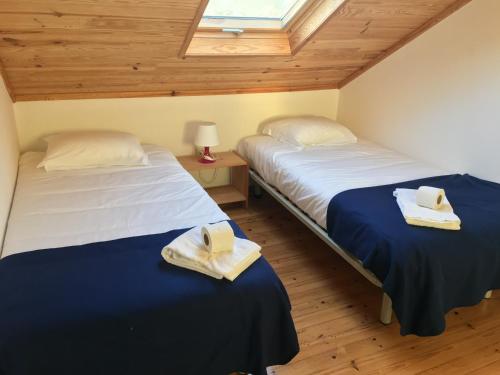two beds in a room with a window at Residencial Avenida Hostel in Tomar