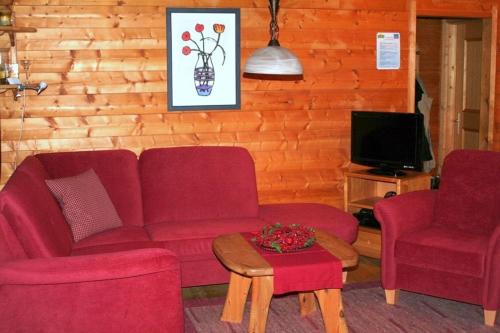 uma sala de estar com um sofá e duas cadeiras e uma mesa em Ferienhaus Weil em Stamsried