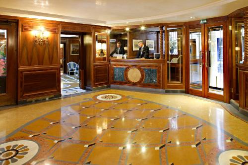 a lobby with a marble floor and a bar at Hotel Kette in Venice