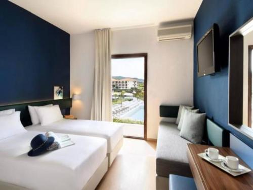 Postel nebo postele na pokoji v ubytování Akrathos Beach Hotel