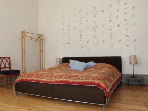 sypialnia z łóżkiem z czerwonym kocem w obiekcie Luxurious Apartment in Steffenshagen with Fireplace w mieście Steffenshagen