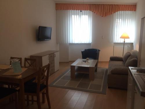 Μια τηλεόραση ή/και κέντρο ψυχαγωγίας στο Hotel Rose Heidelberg inklusive Frühstück, Saunanutzung und Parkplätze nach Verfügbarkeit