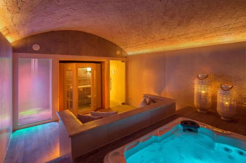 baño con bañera de hidromasaje y espejo en Hotel Piccolo Borgo en Roma