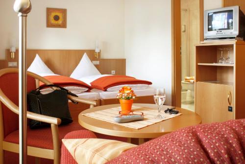 Postel nebo postele na pokoji v ubytování Hotel Rose Heidelberg inklusive Frühstück & Saunanutzung