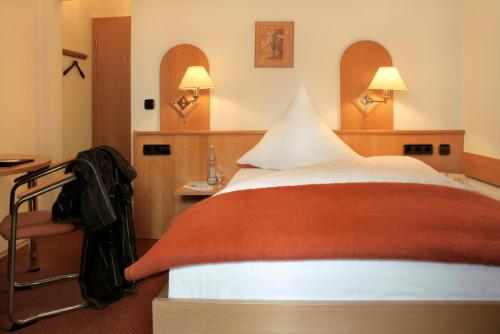 Ένα ή περισσότερα κρεβάτια σε δωμάτιο στο Hotel Rose Heidelberg inklusive Frühstück, Saunanutzung und Parkplätze nach Verfügbarkeit