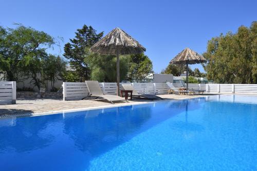 Piscina de la sau aproape de Surfing Beach Village Paros