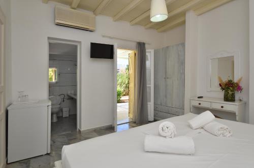 Un pat sau paturi într-o cameră la Surfing Beach Village Paros